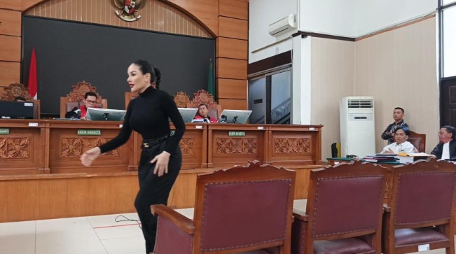 Nikita Mirzani saat menjalani sidang sebagai saksi kasus Mail asistennya di Pengadilan Negeri Jakarta Selatan, Kamis (21/8/2025). [FTNews]
